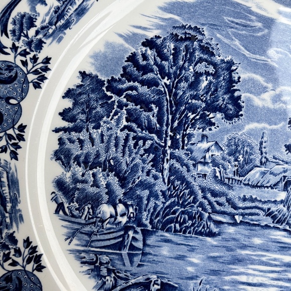 Blue & White porcelain serving platter, collectible plate, 10 3/4 in diam - Picture 4 of 10